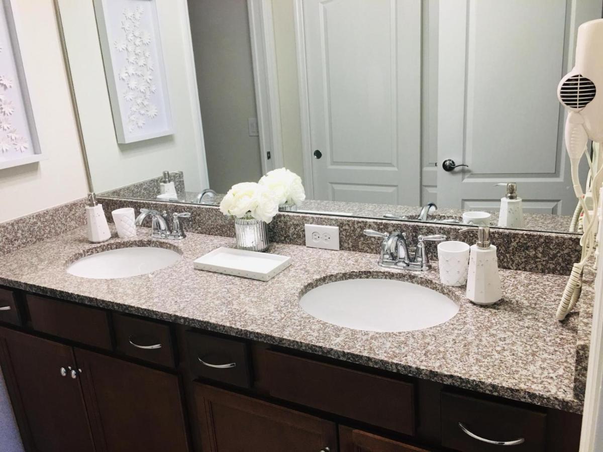 Holiday home 5br 5bath Townhome Pool Bbq 13min 2260ft *